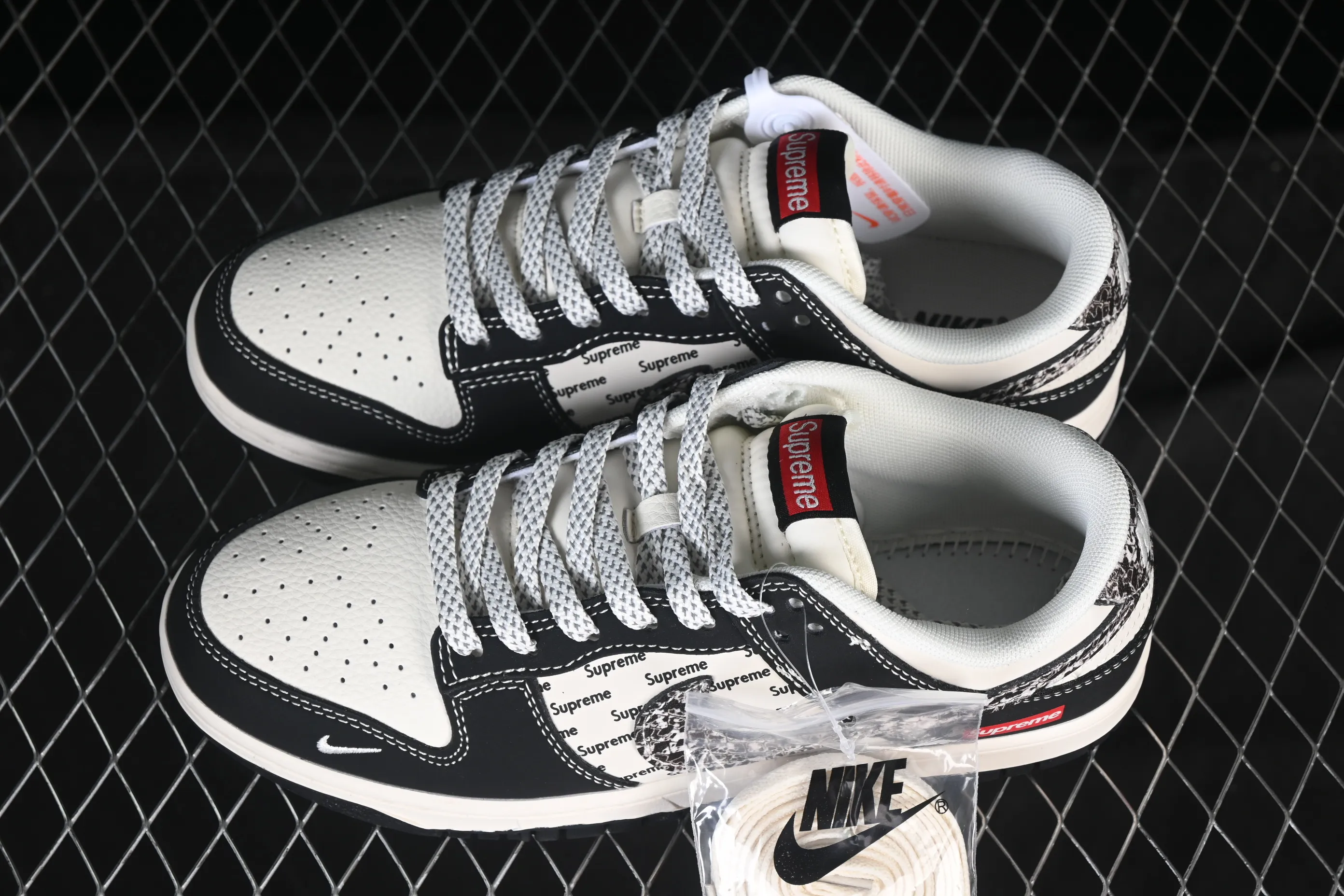 All categories Nk SB Dunk Series Nk SB Dunk Low High-end customized low-top sneakers Nike SB Dunk Low joint black flower hook Anniversary high-end customized low-top casual sneakers XS6089-624